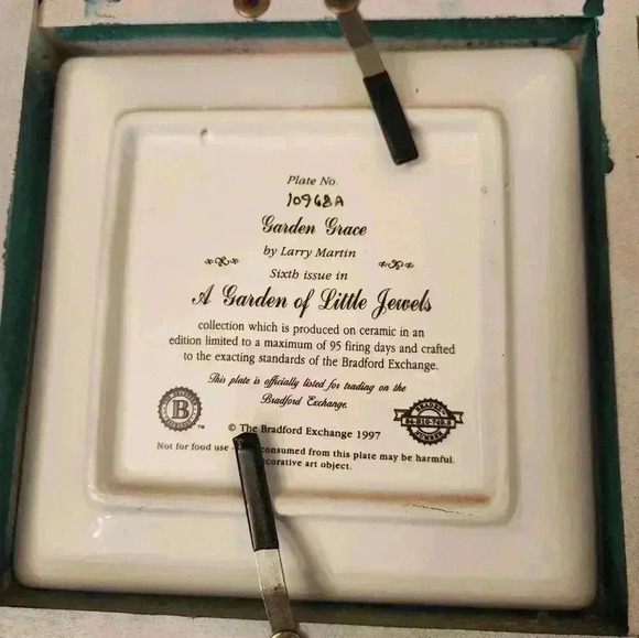 The Bradford Exchange Garden Little Jewels Hummingbird Plates Window Wall Decor - Picture 5 of 6